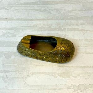 Vintage etched brass shoe-shaped ashtray